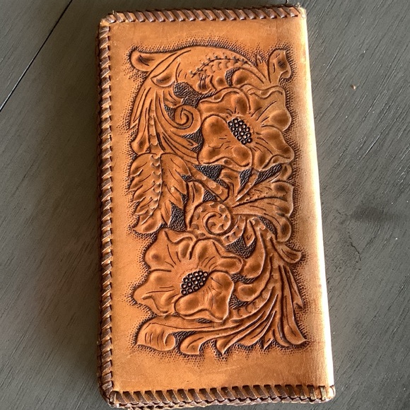 Vintage hand tooled leather notebook cover/passport holder - Picture 9 of 13